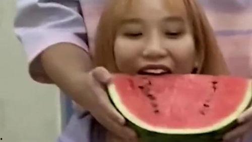 情侣照片吃瓜,揭秘这对情侣的甜蜜瞬间，照片中的爱意满满