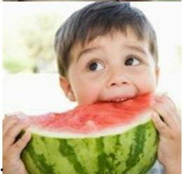 情侣照片吃瓜,揭秘这对情侣的甜蜜瞬间，照片中的爱意满满