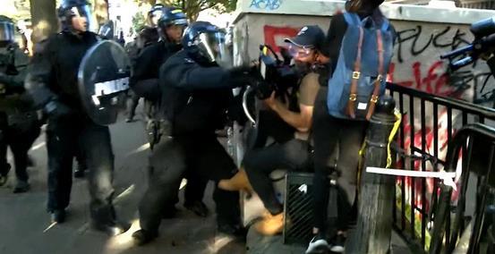 打架观众吃瓜图片,观众围观打架，吃瓜群众成焦点