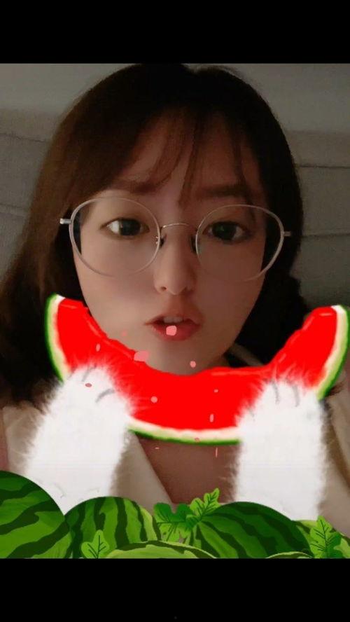 漂亮的女孩吃瓜,美丽女孩的甜蜜瓜趣