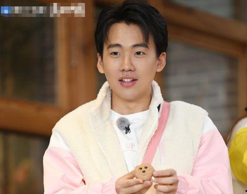 成毅老家吃瓜,瓜果飘香，味蕾盛宴