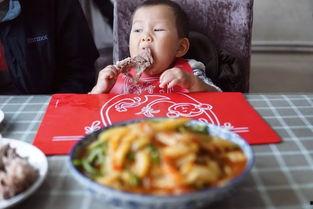 小屁孩儿吃瓜,揭秘童言无忌的欢乐瞬间