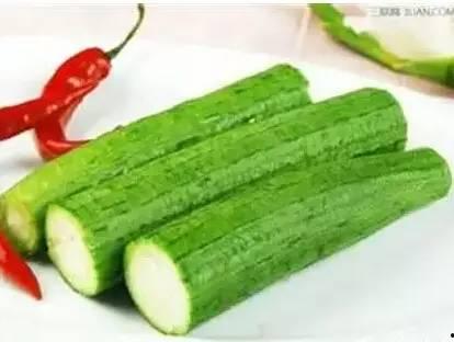 全家都在吃瓜,共度欢乐时光