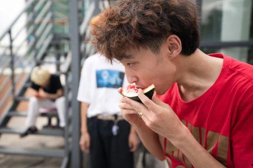 吃瓜的小周,吃瓜小周带你揭秘娱乐圈那些事儿  第3张